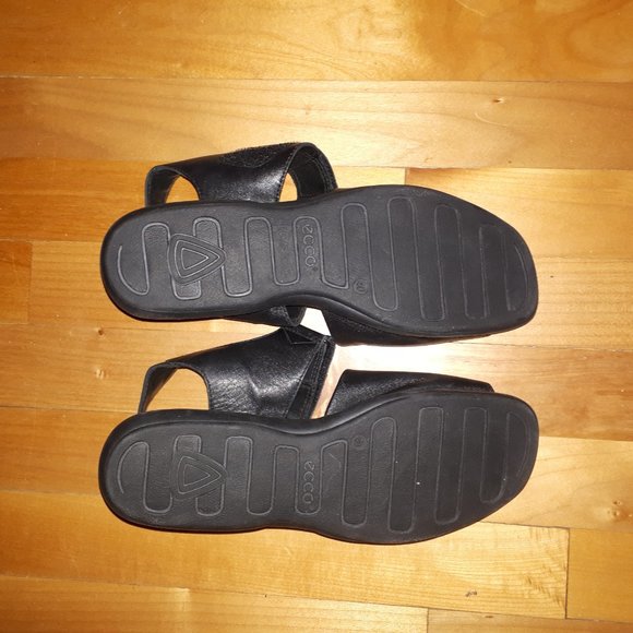 Sleek soft leather ECCO sandals - Picture 3 of 3